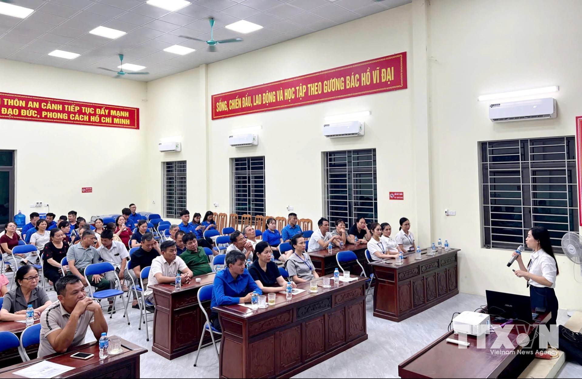 Cán bộ Trung tâm Phục vụ Hành chính công xã Khoái Châu hướng dẫn người dân thực hiện các thủ tục hành chính trên không gian số. (Ảnh: Thế Duyệt/TTXVN)
